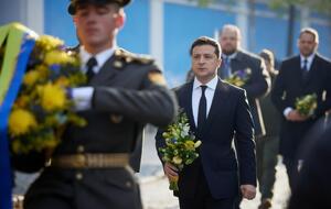 Зеленський поклав квіти до Стіни пам'яті на Михайлівській площі в Києві