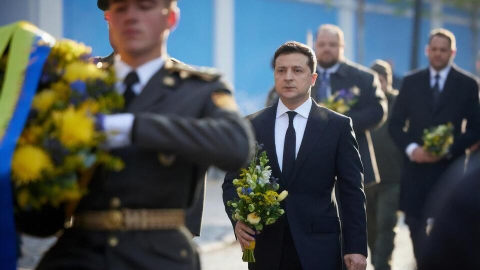 Зеленський поклав квіти до Стіни пам'яті на Михайлівській площі в Києві
