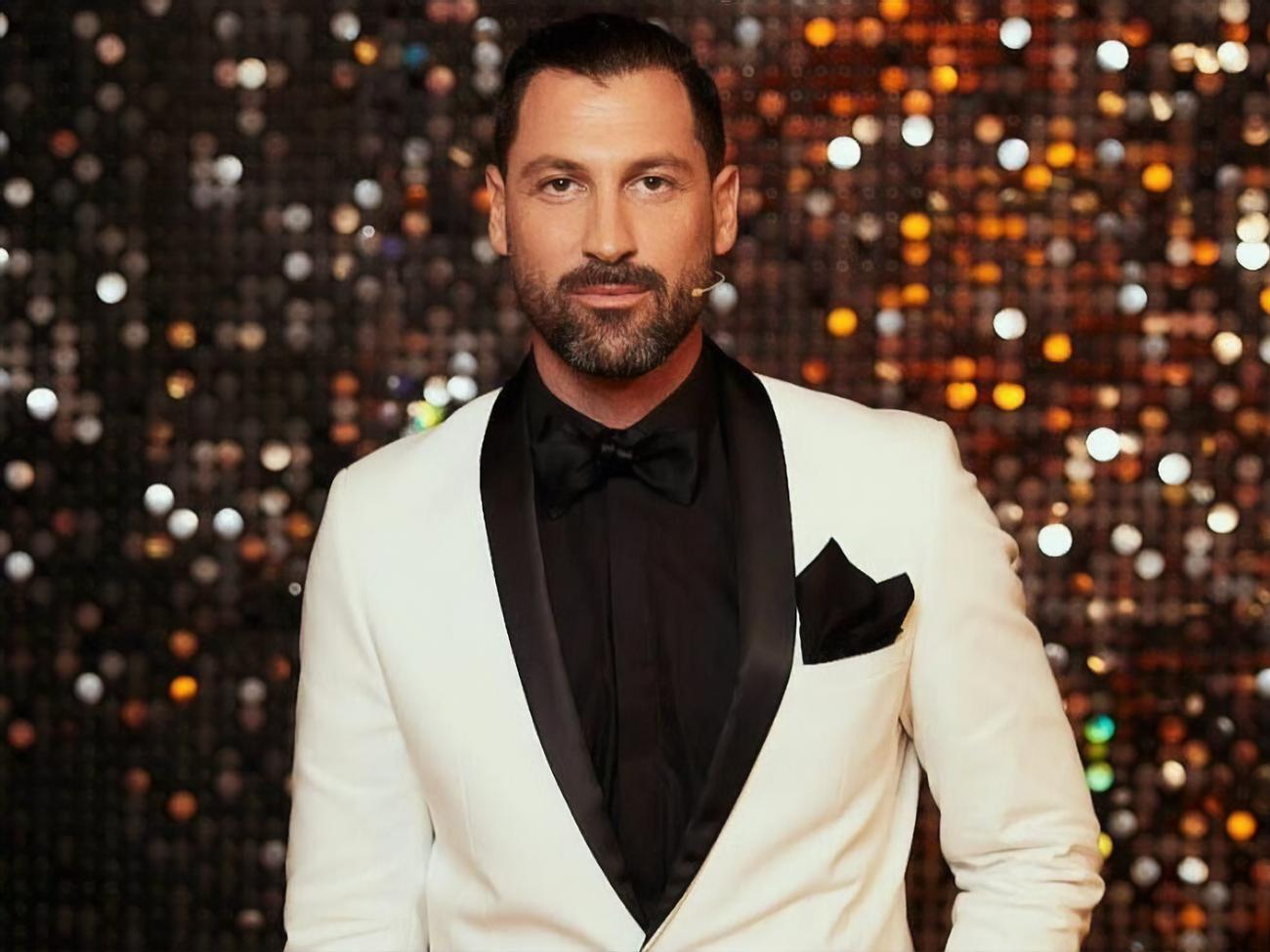 Максим Чмерковський зараз працює в Україні, він суддя телешоу "Танці з зірками"