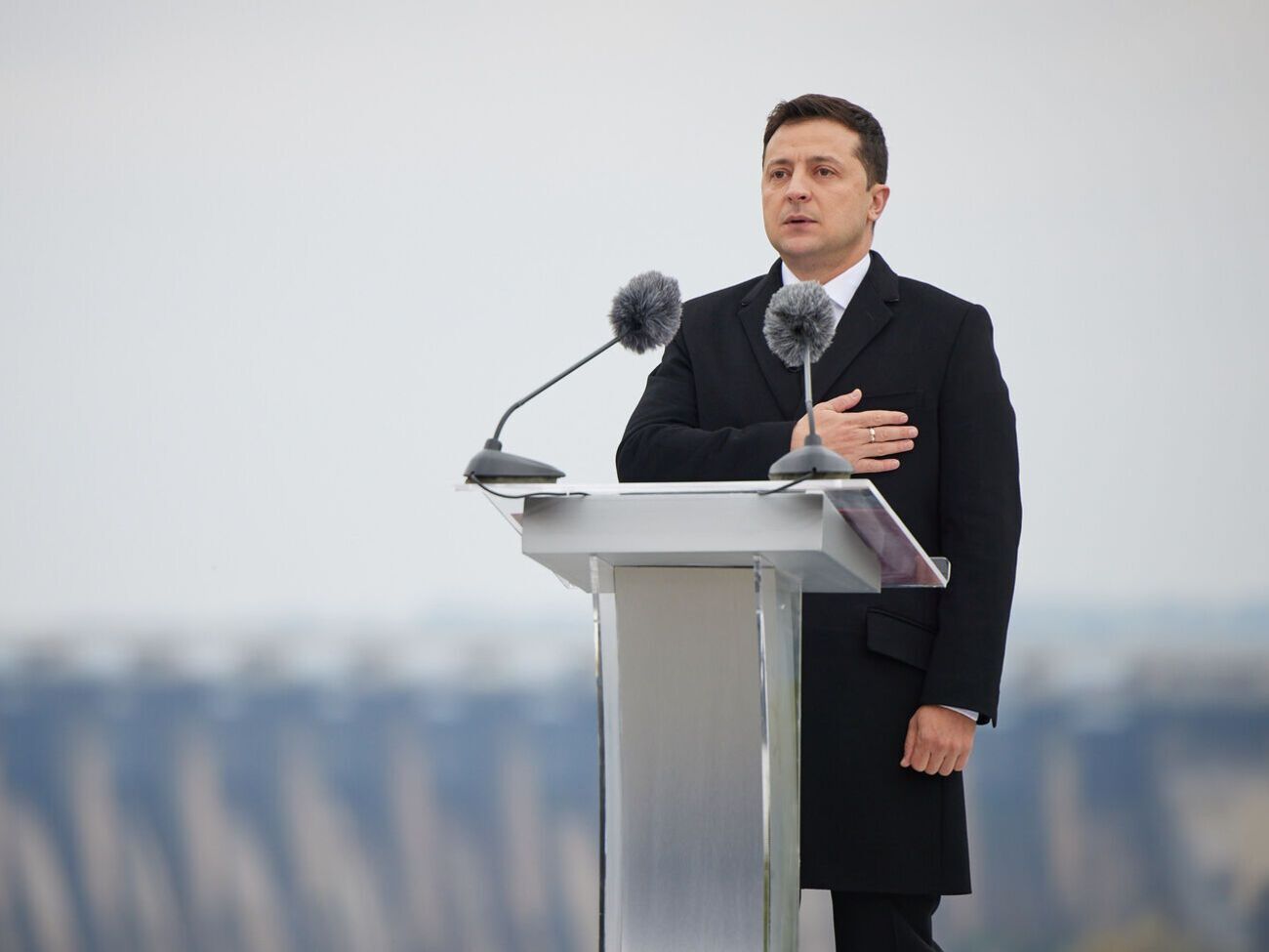 Зеленский отметил, что в 2014 году Украину защищали в том числе "голыми руками"