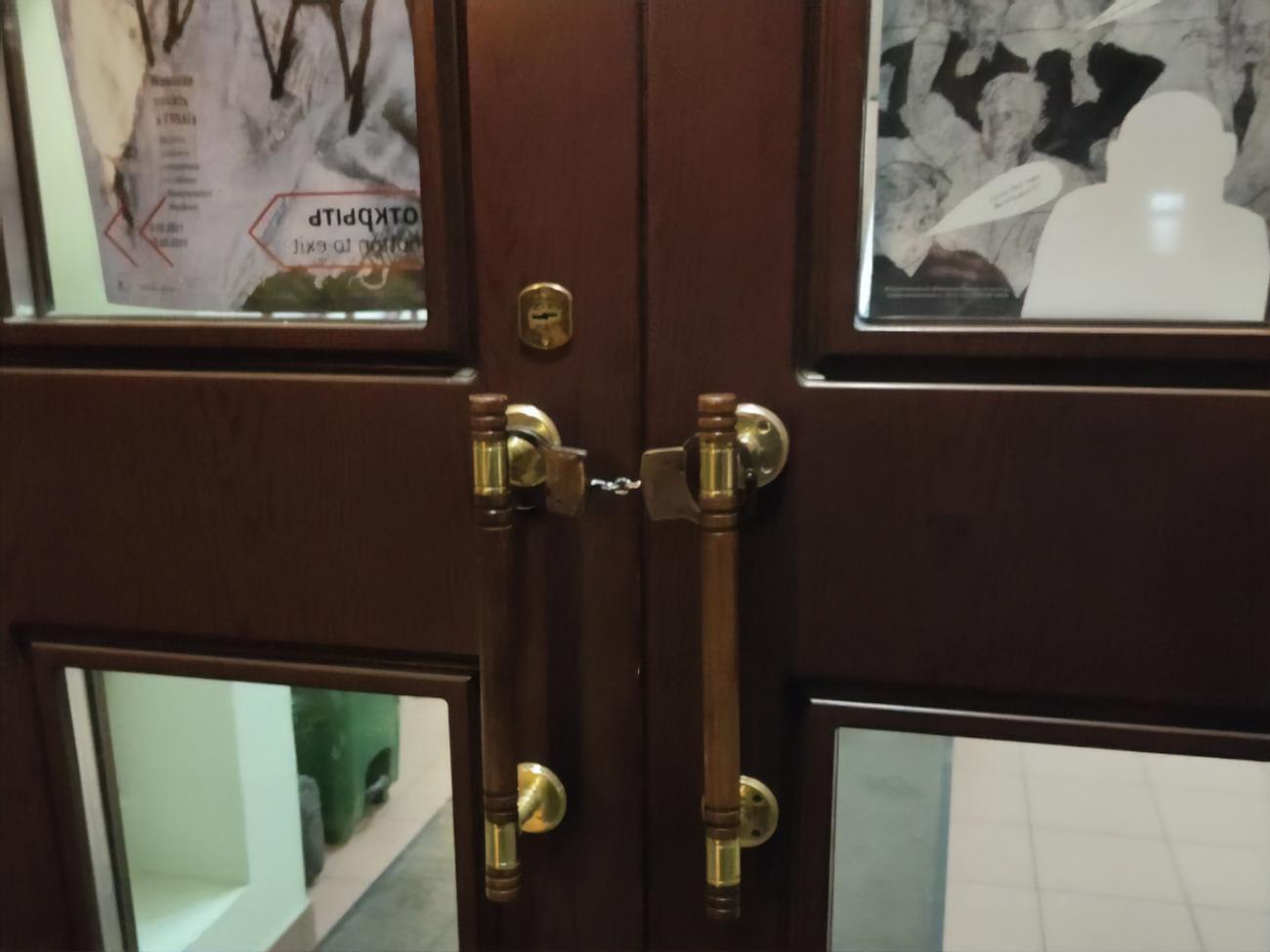 Російська поліція на п'ять годин замкнула співробітників центру в будівлі