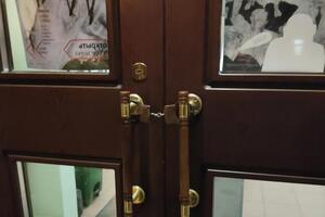 Російська поліція на п'ять годин замкнула співробітників центру в будівлі