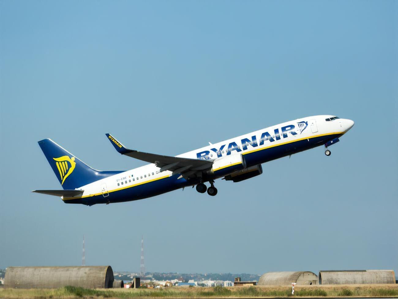 Ryanair присоединился к тренду с красными флажками, распространенному в соцсетях