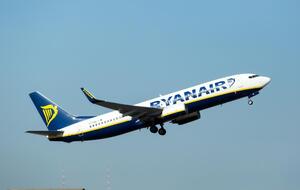 Ryanair присоединился к тренду с красными флажками, распространенному в соцсетях