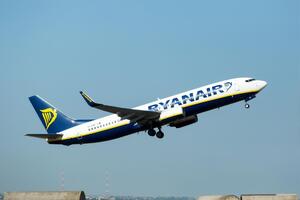 Ryanair присоединился к тренду с красными флажками, распространенному в соцсетях