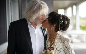 Роджер Уотерс и Камилла Чавес познакомились несколько лет назад на одном из концертов музыканта, где она как водитель подвозила его к сцене