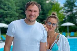 По словам Юлии Пятовой, они "подискутировали" с мужем Андреем в вопросе воспитания своих четырех детей