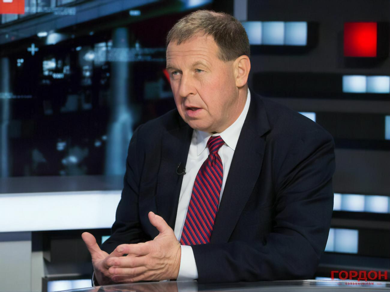 Статьи Медведева и Путина – это призыв к изменению политического, государственного строя в Украине, отметил Илларионов