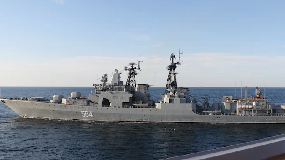 До своєї заяви ВМС США долучили фотографію російського корабля, який наблизився до американського есмінця