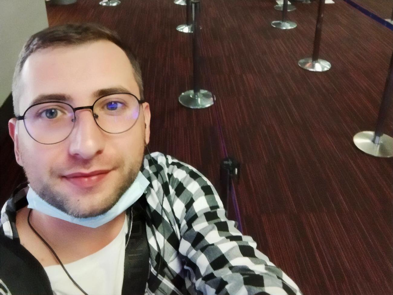 Правозащитники уверяют, что это тот самый Сергей, который передал видео пыток, и что он теперь в Париже