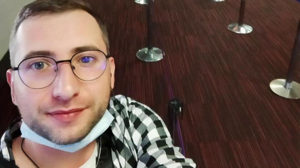 Правозахисники запевняють, що це той самий Сергій, який передав відео тортур, і що він тепер у Парижі