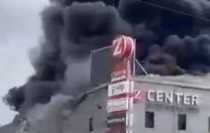 Пожар начался на втором этаже торгового центра