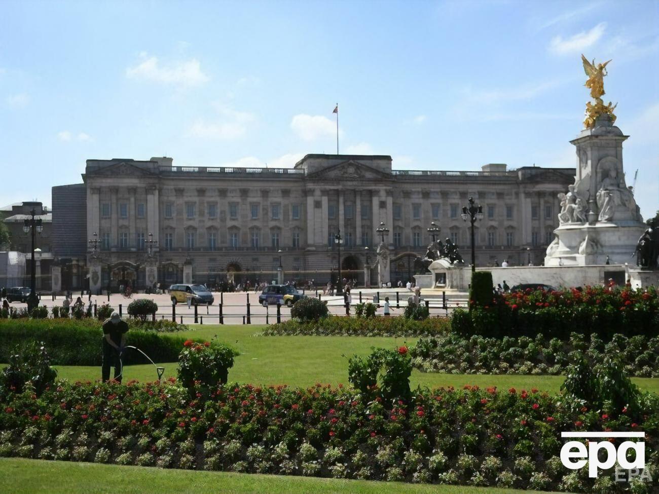 В Букингемском дворце придется работать семь дней в неделю