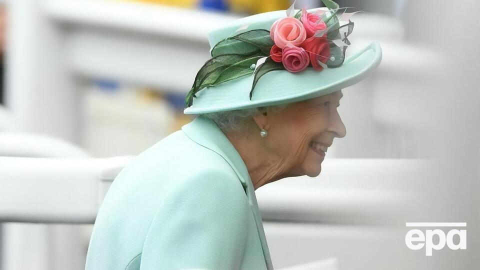 За даними ЗМІ, Єлизаветі II доведеться відмовитися від щовечірнього келиха мартіні