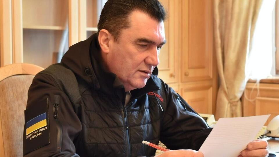 Большинство ошибок в санкционном перечне были в написании фамилий, заявил Данилов