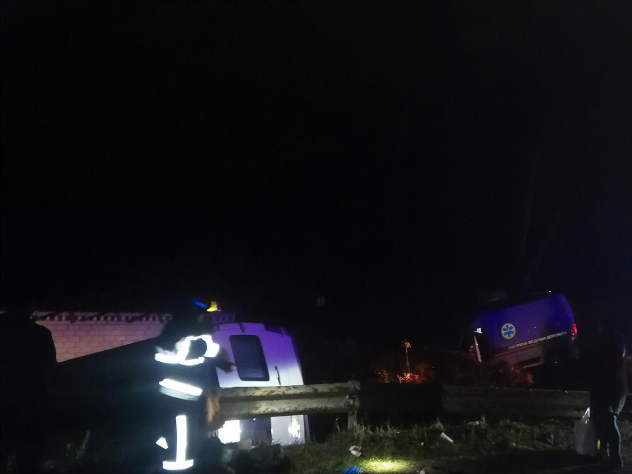 Від удару мікроавтобус з'їхав у кювет і перекинувся набік, зазначили у ДСНС