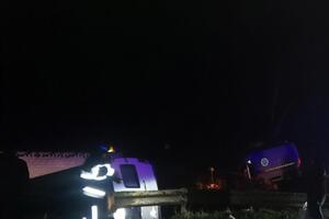 Від удару мікроавтобус з'їхав у кювет і перекинувся набік, зазначили у ДСНС
