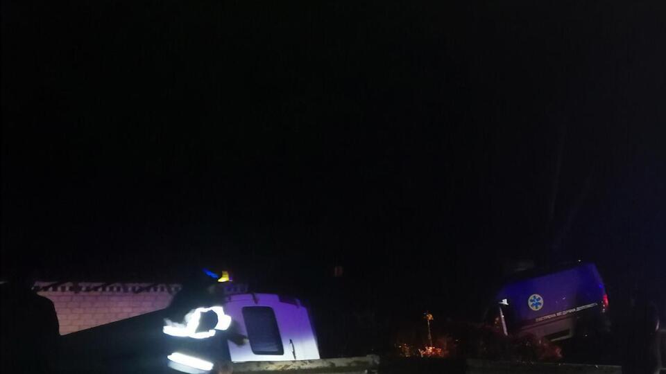Від удару мікроавтобус з'їхав у кювет і перекинувся набік, зазначили у ДСНС