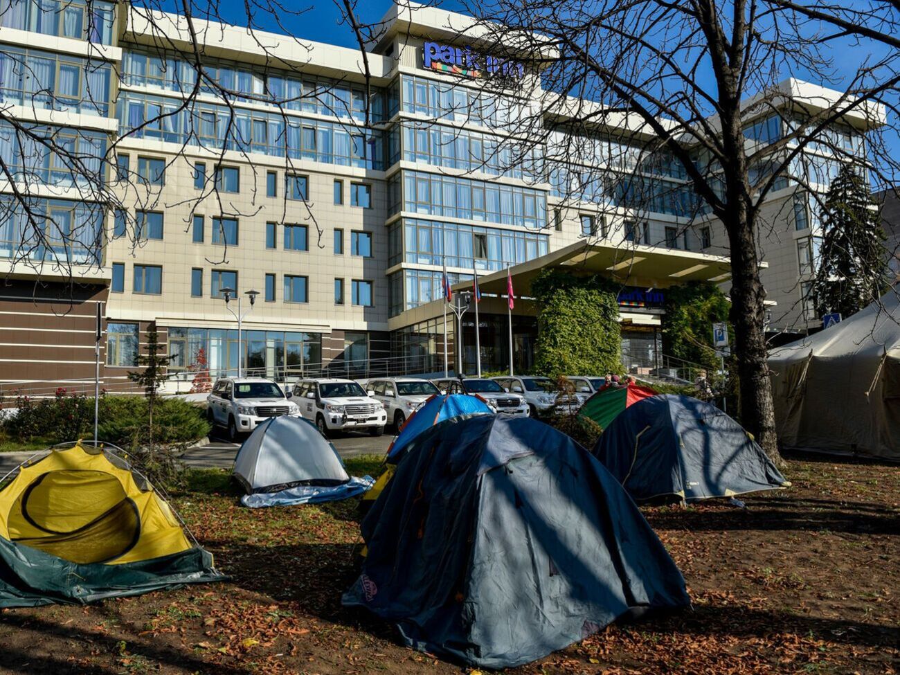 Участники собрания перед гостиницей, в которой проживают члены СММ, устанавливали палатки, отметили в ОБСЕ