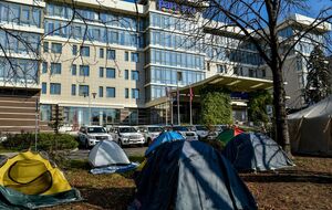 Участники собрания перед гостиницей, в которой проживают члены СММ, устанавливали палатки, отметили в ОБСЕ