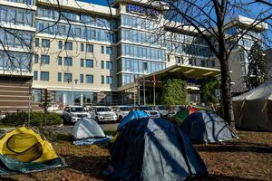 Участники собрания перед гостиницей, в которой проживают члены СММ, устанавливали палатки, отметили в ОБСЕ