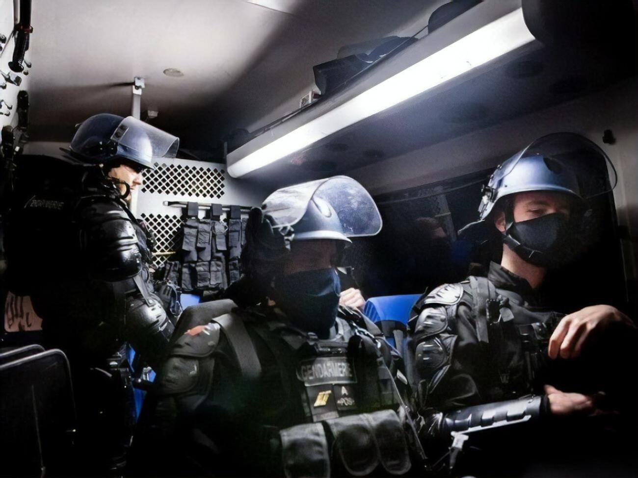 Французская полиция провела 61 обыск и задержала 37 человек