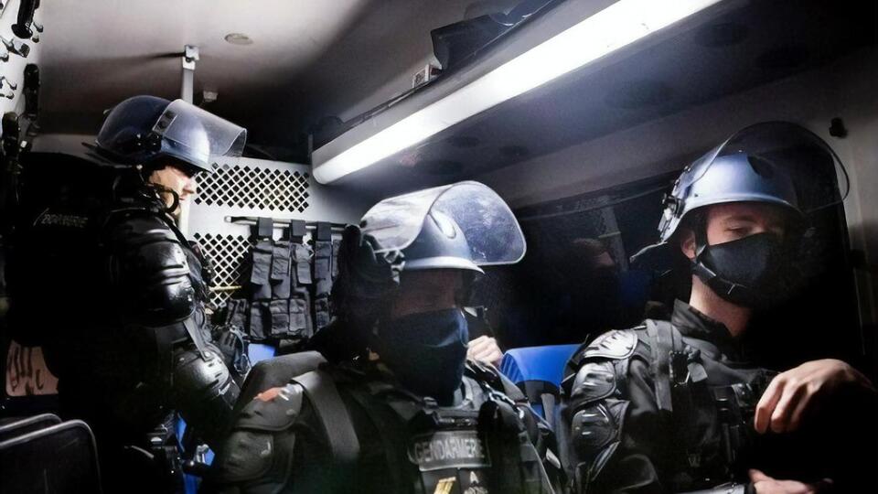Французская полиция провела 61 обыск и задержала 37 человек