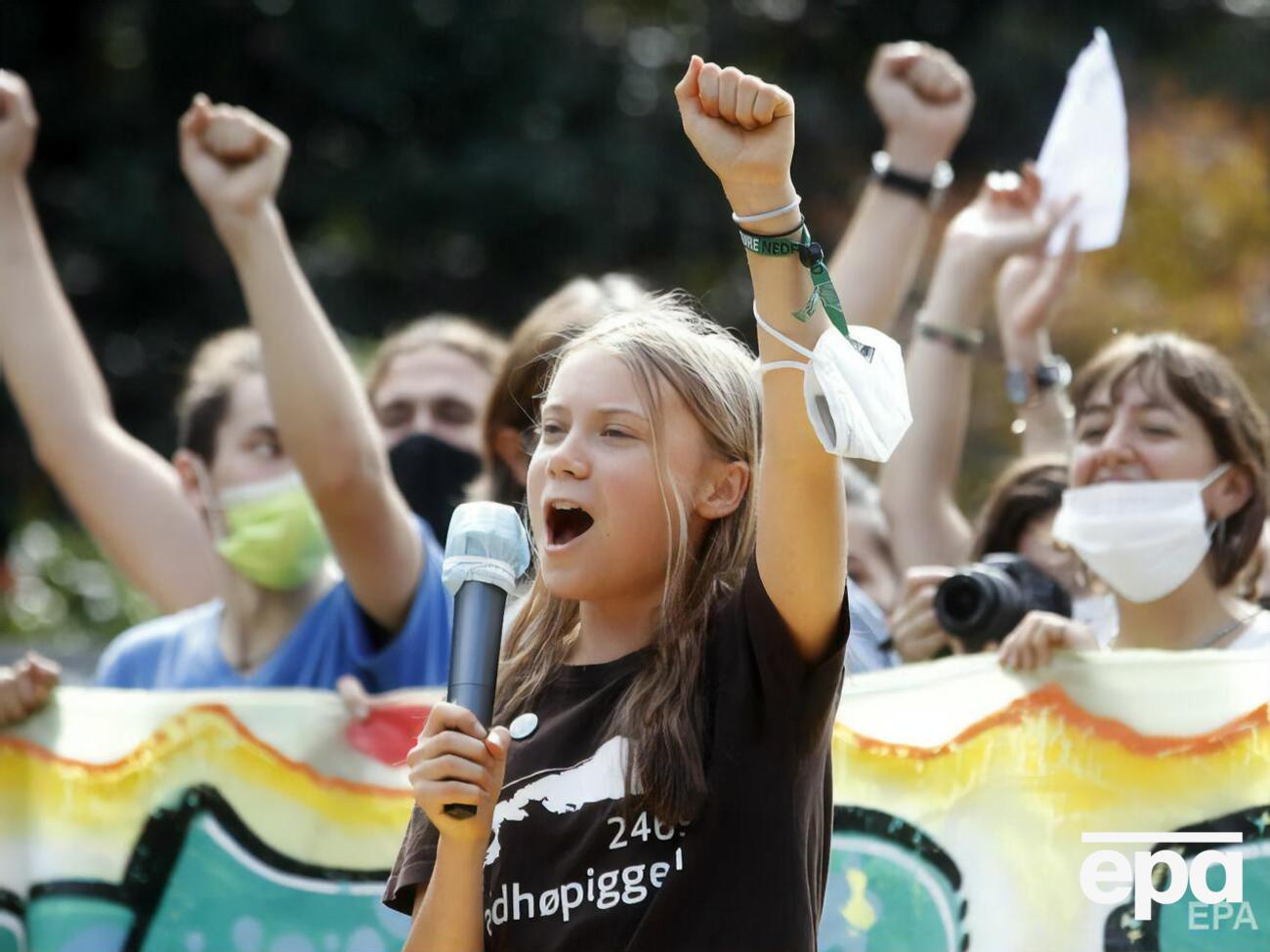 Тунберг решила напомнить, что экоактивисты – обычные подростки, которые умеют петь и шутить друг с другом, а не только "рассерженные дети"