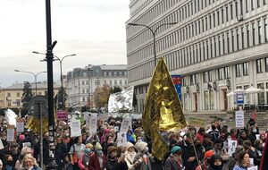 Активісти несли плакати та теплові ковдри як нагадування про нещодавні смерті мігрантів на кордоні