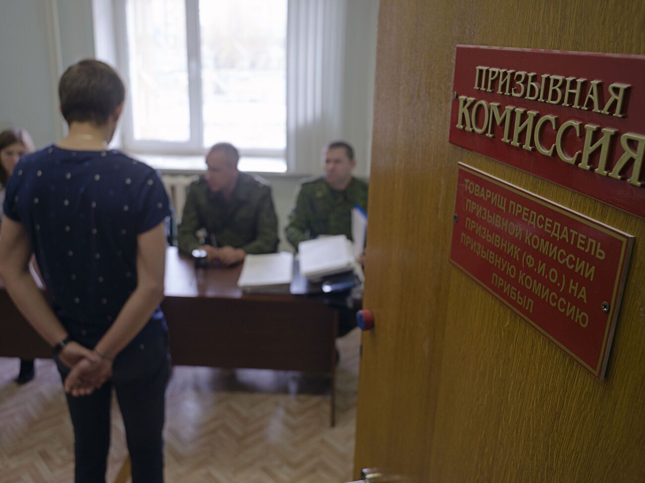 В украинской прокуратуре подчеркнули, что рассматривают крымчан, которые проходят службу в ВС РФ, как потерпевших