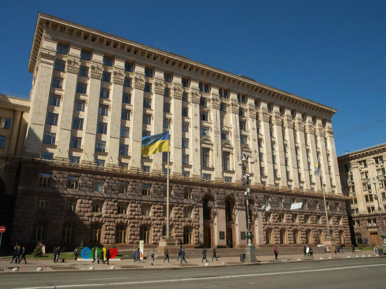Згідно з чинним законодавством, головою КМДА є обраний киянами мер, який не підкоряється президенту, як інші голови ОДА