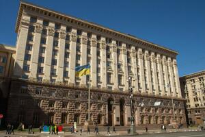 Согласно действующему законодательству, главой КГГА является избранный киевлянами мэр, который не подчиняется президенту, как другие главы ОГА