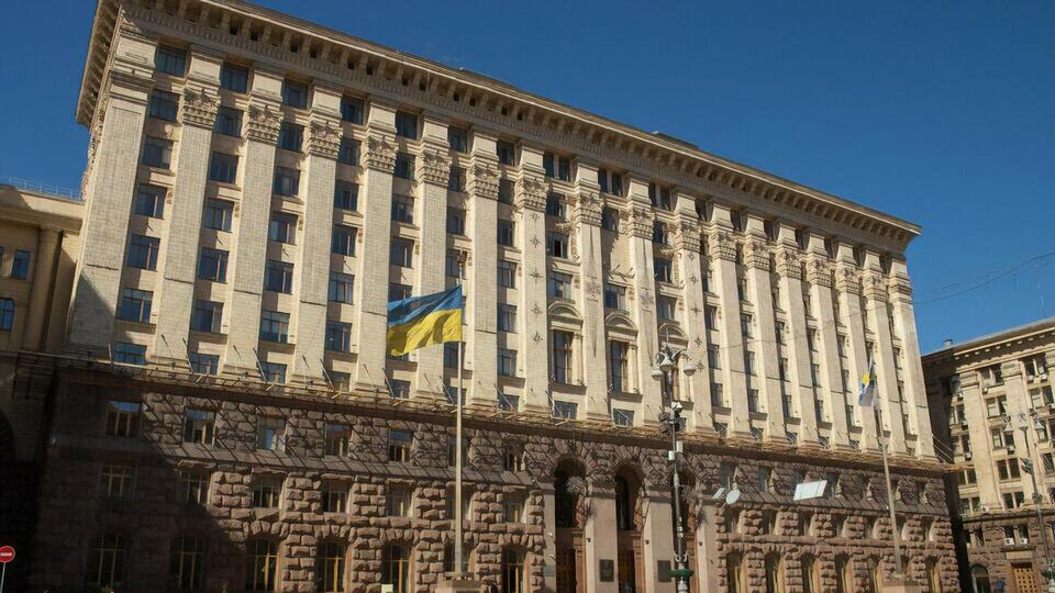 Згідно з чинним законодавством, головою КМДА є обраний киянами мер, який не підкоряється президенту, як інші голови ОДА