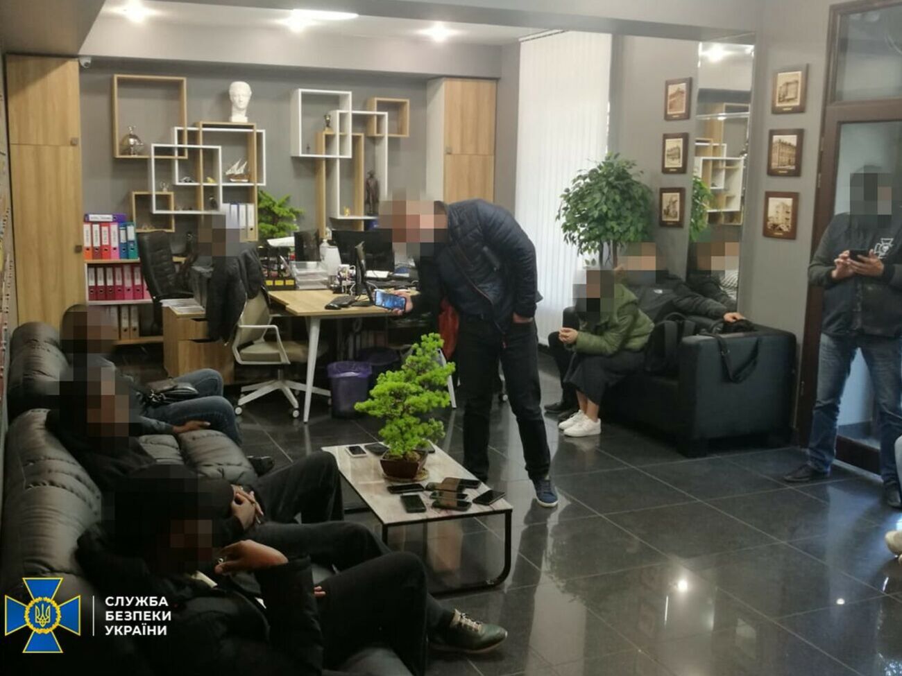 Правоохоронці провели низку обшуків у Києві та Дніпрі