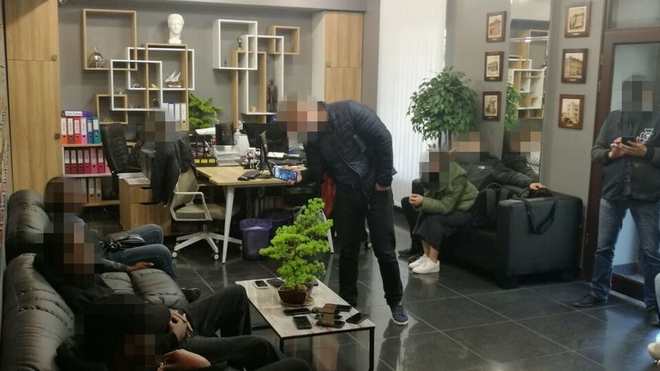 Правоохоронці провели низку обшуків у Києві та Дніпрі