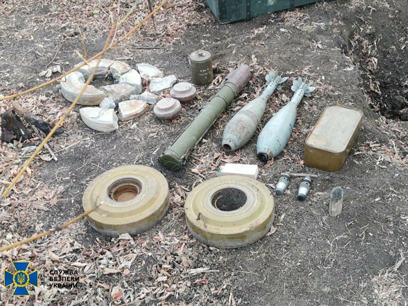 В тайниках было почти 15 кг взрывчатки, гранаты, мины и патроны