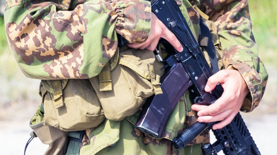Слідство встановило, що у квітні 2014 року підозрюваний добровільно вступив до лав бойовиків