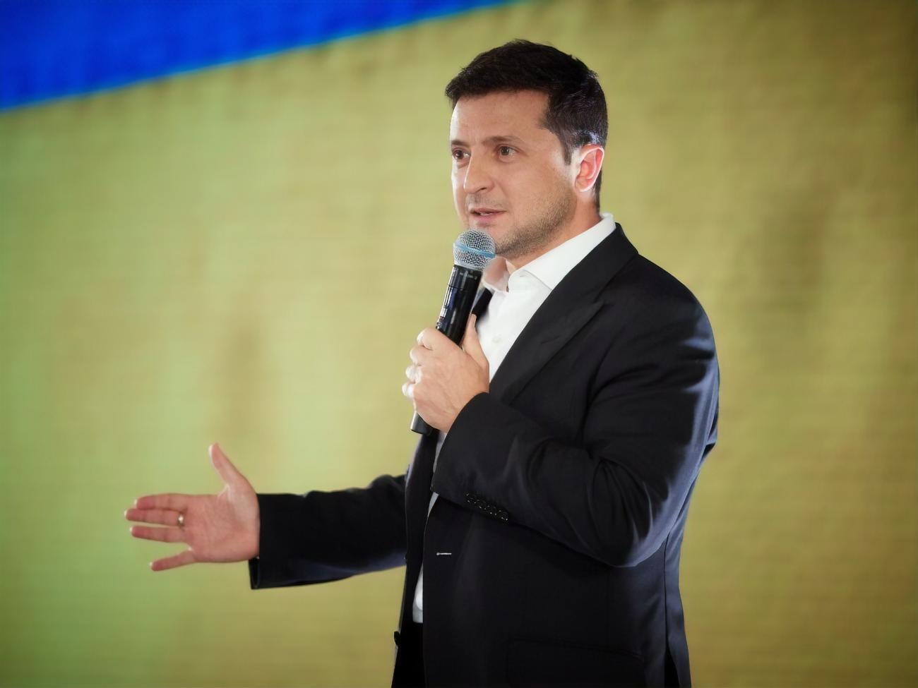 Зеленський: Якби все залежало від Шарля Мішеля та Урсули фон дер Ляєн, Україна була б у Європейському союзі вчора. Вони дійсно допомагають, бачать прорив у реформах. Тому вони були такі теплі тут, як погода в Києві