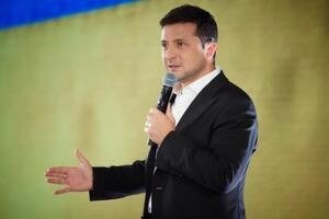 Зеленский: Если бы все зависело от Шарля Мишеля и Урсулы фон дер Ляйен, Украина была бы в Европейском союзе вчера. Они действительно помогают, видят прорыв в реформах. Поэтому они были такие теплые тут, как погода в Киеве