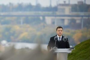 Зеленский: На кого-то давят, а кто-то ляпнул, но не успел исправиться. Много разных кейсов. Я считаю, что страдать из-за этого любимые фильмы не должны