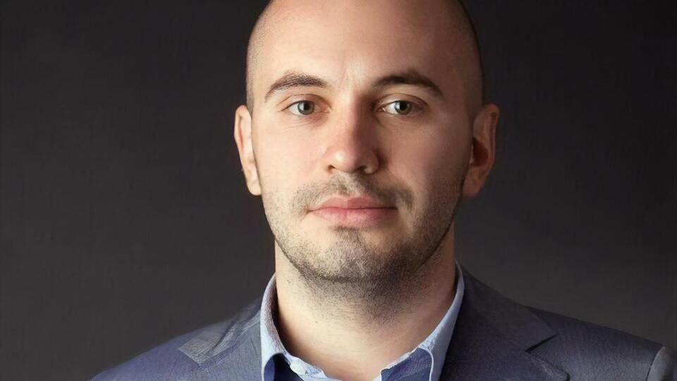 Василь Астіон є власником холдингу Dnipro Agro Group, до складу якого входить компанія-боржник