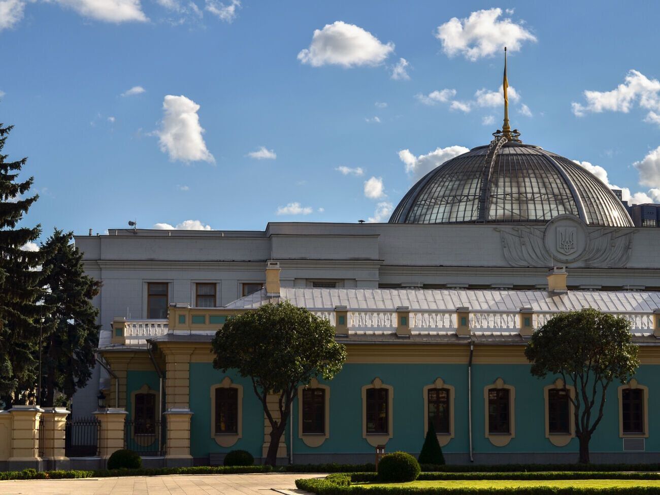 Кожен народний депутат за законом може найняти собі помічника або кількох