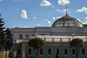 Каждый народный депутат по закону может нанять себе помощника или нескольких