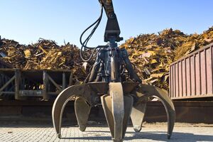 Тонна экспортируемого лома дает государству около 1,8 тыс. грн пошлины, а тонна лома, переработанного в сталь в Украине, приносит в бюджет 8,2 тыс. грн налогов