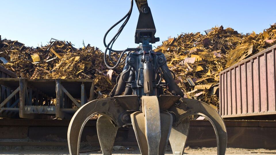 Тонна экспортируемого лома дает государству около 1,8 тыс. грн пошлины, а тонна лома, переработанного в сталь в Украине, приносит в бюджет 8,2 тыс. грн налогов