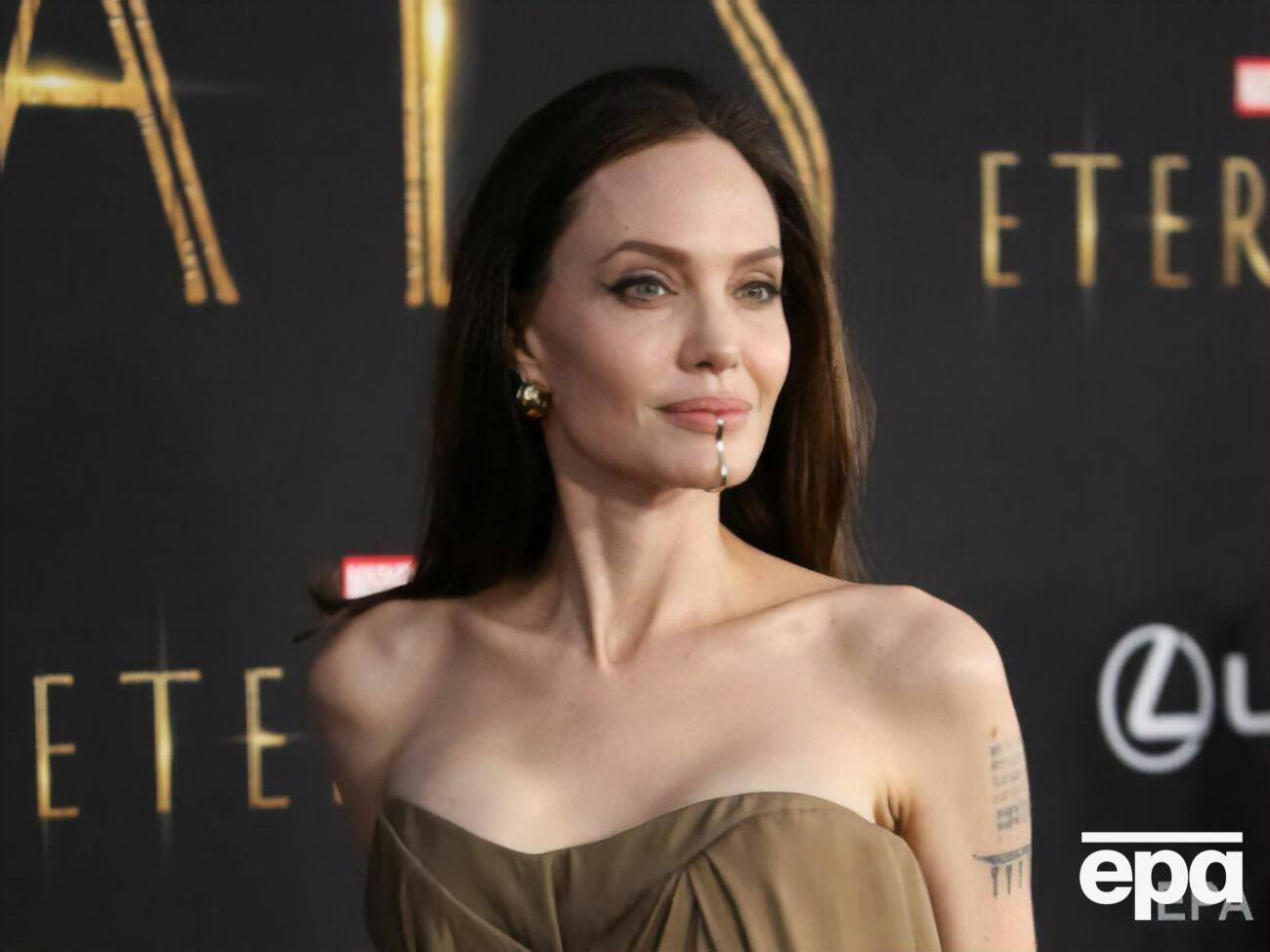 Джоли &ndash; мать шестерых детей