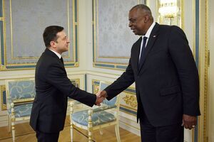 США підтримують право України визначати власну майбутню зовнішню політику, наголосив Остін (праворуч) після зустрічі з Зеленським (ліворуч)