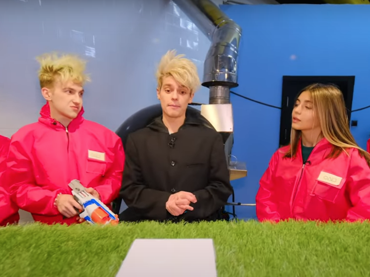 Фрагмент видео, ставшего самым популярным за последние дни. В нем подростки имитируют в жизни события из популярного сериала из Южной Кореи "Игра в кальмара"