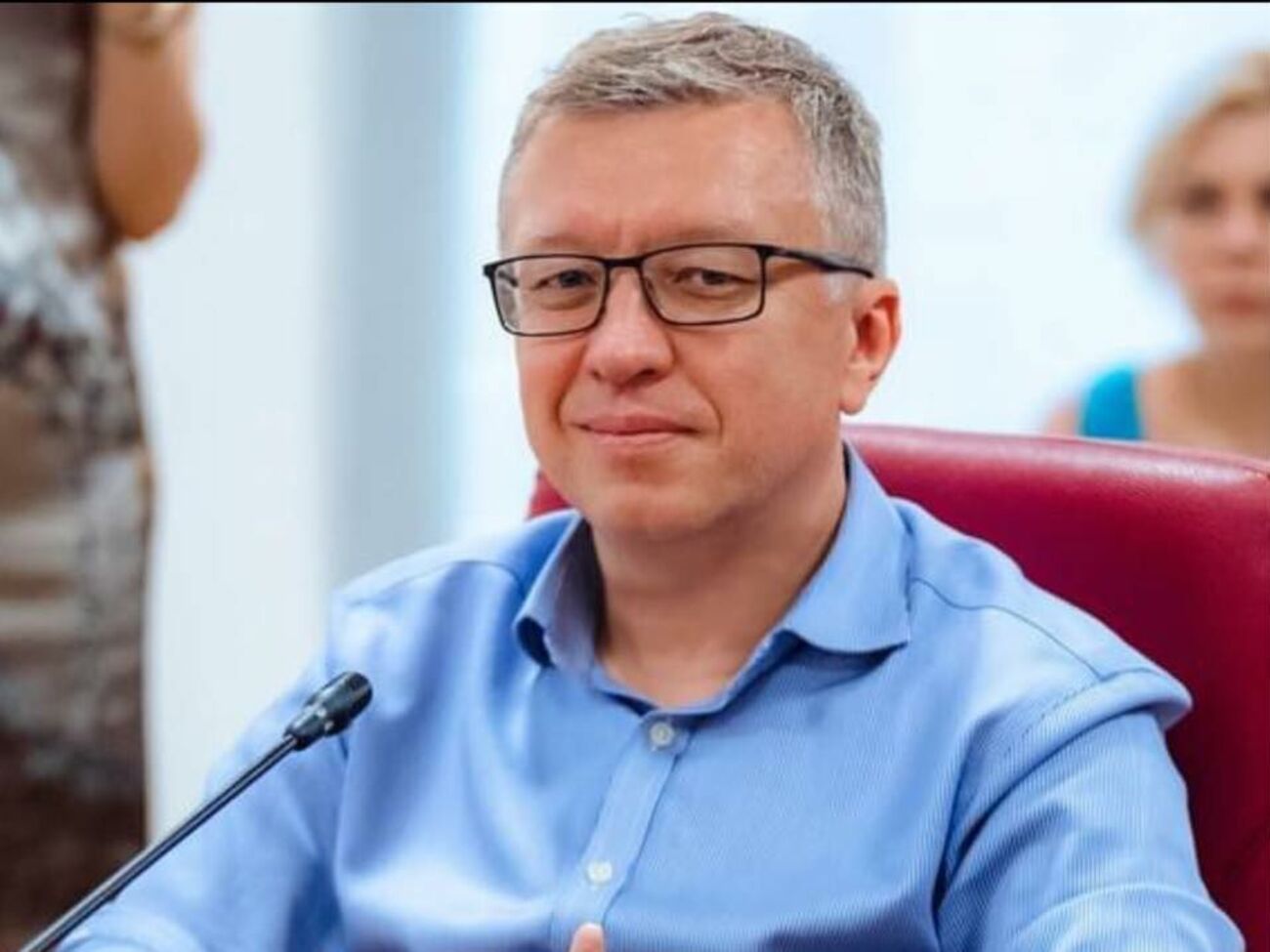 Звісно, може прилетіти якийсь "чорненький лебідь", та поки макроекономічне небо для курсу гривні чисте