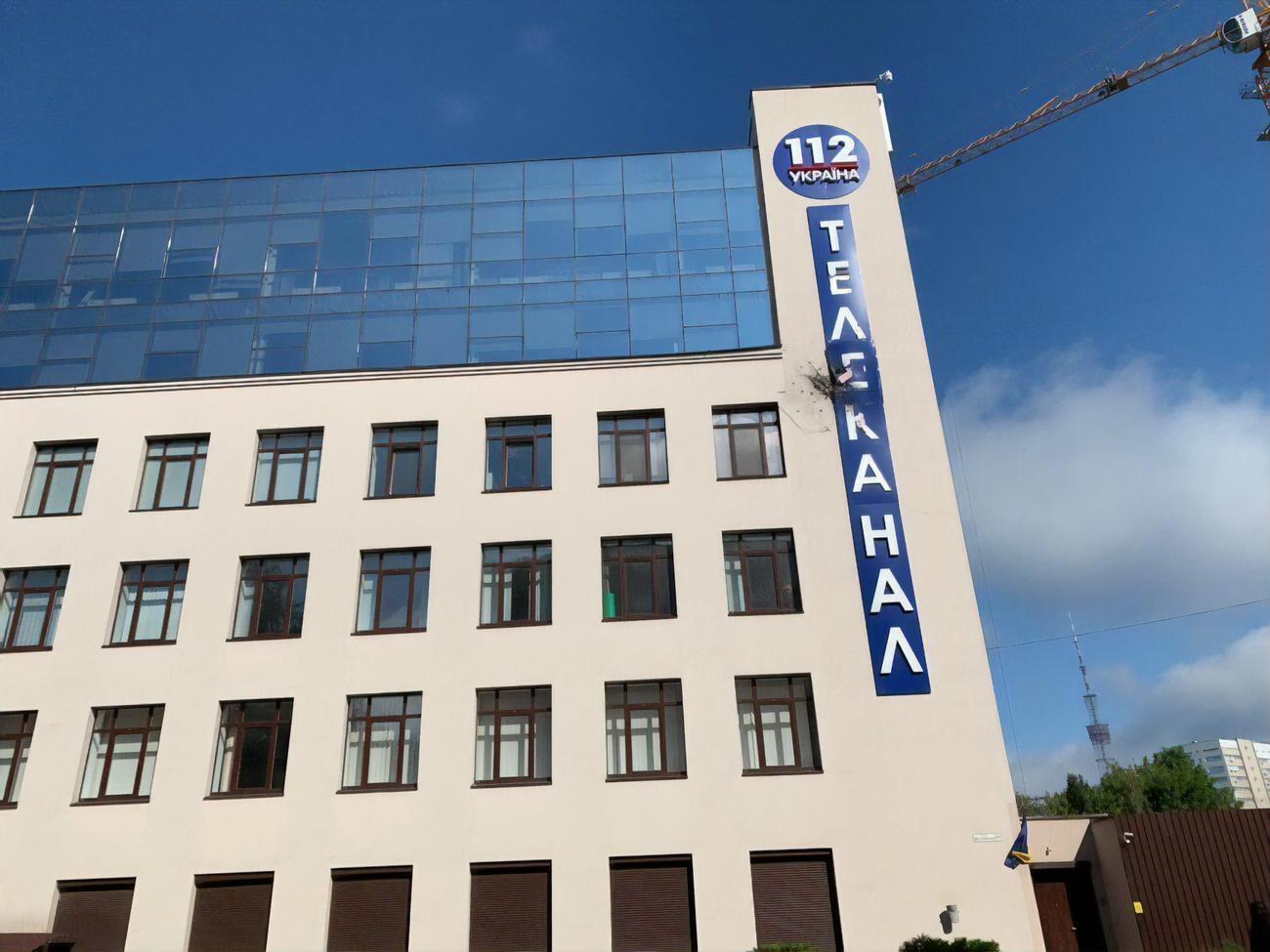 Выстрел из гранатомета повредил фасад здания